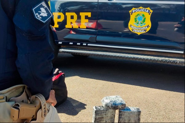Grupo Tático da PRF prende ageiro de ônibus com 2,5 kg de cocaína, na BR 365