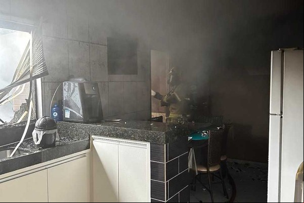Incêndio em residência mobiliza Corpo de Bombeiros no bairro Céu Azul