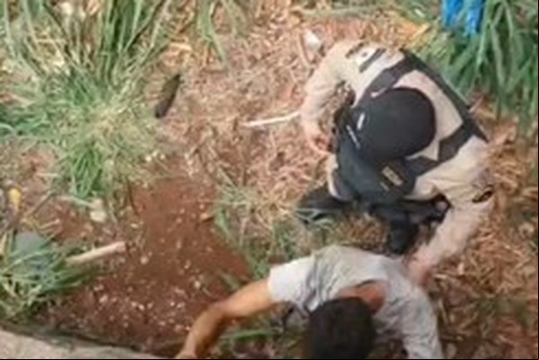 Militares encontraram foragido da justiça escondido em buraco em plena Major Gote; veja