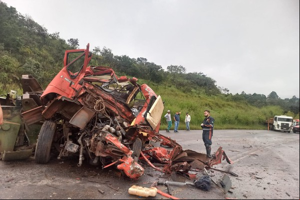 Motorista morre em acidente envolvendo uma carreta e dois caminhões na BR 354