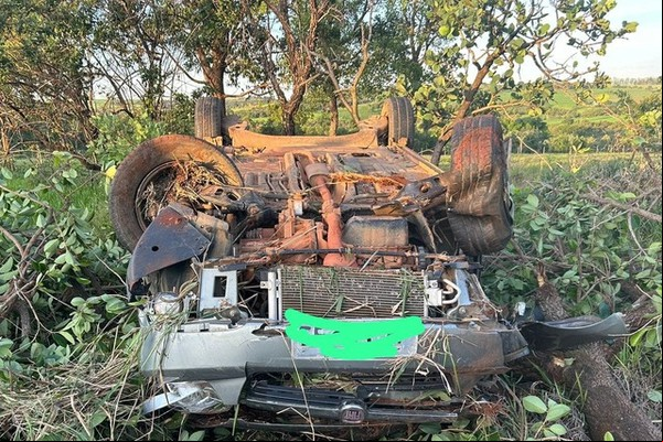 Condutora acaba presa ao tentar jogar objeto pela janela e capotar carro na MGC 354