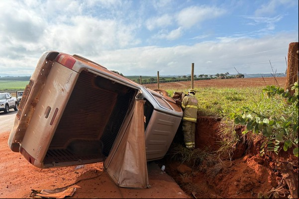 Motorista fica ferido ao capotar caminhonete na estrada de o ao distrito de Alagoas