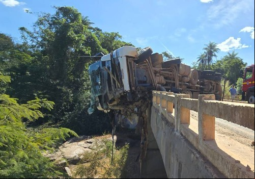 Carreta tomba sobre ponte na BR 146 e motorista sofre ferimentos graves ao ser projetado para fora