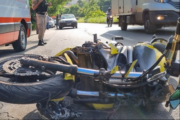 Motociclista “a por cima” de carro, bate em outro veículo e sofre fraturas, na av. Fátima Porto
