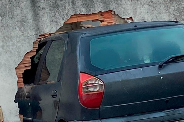 Jovem inabilitada perde controle de carro, destrói muro e invade residência em Patrocínio