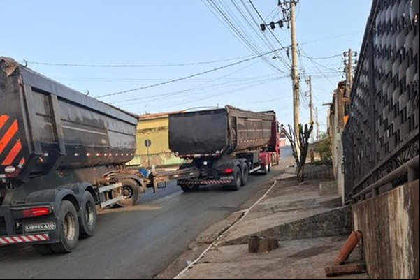 Bitrem não consegue transpor subida de rua em Patos de Minas e assusta moradores