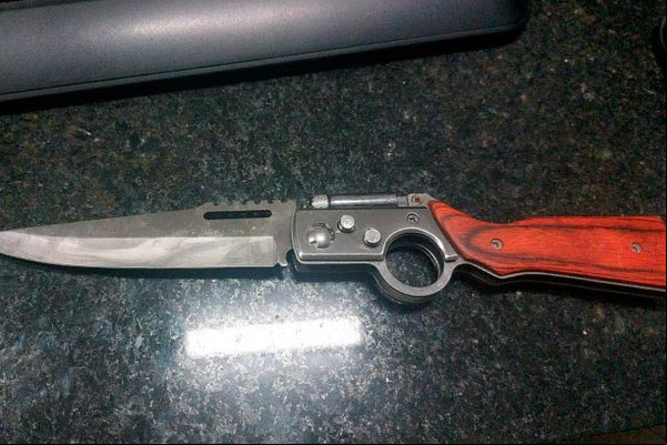 Idoso de 92 anos acorda o filho com garrafa de água gelada e é agredido a golpes de canivete