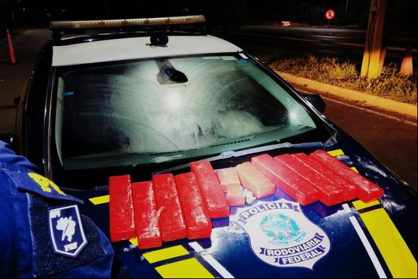 PRF de Patos de Minas prende casal que transportava 12 tabletes de maconha na BR 365