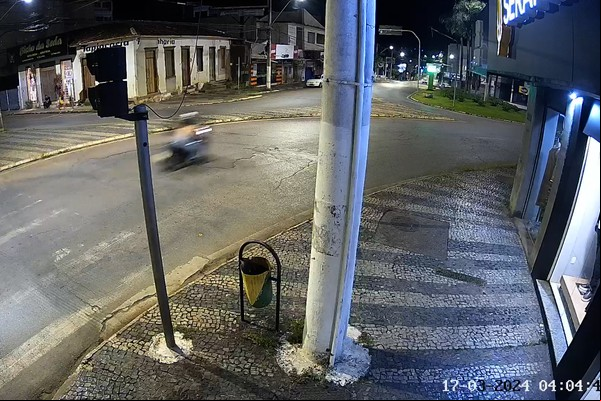 Vídeo mostra o momento em que motociclista a direto na Praça Antônio Dias; a jovem morreu