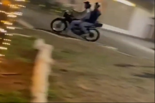 Adolescentes de 14 e 15 anos promovem fuga alucinante em motocicleta e acabam na delegacia