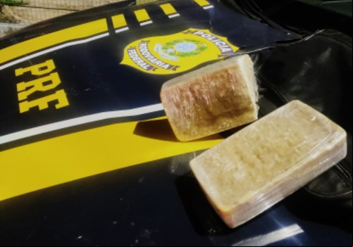 ageira de ônibus é presa na BR 365 transportando duas barras de crack
