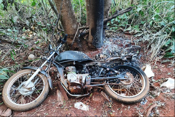 Moto furtada em fevereiro é encontrada depenada e parcialmente destruída por incêndio