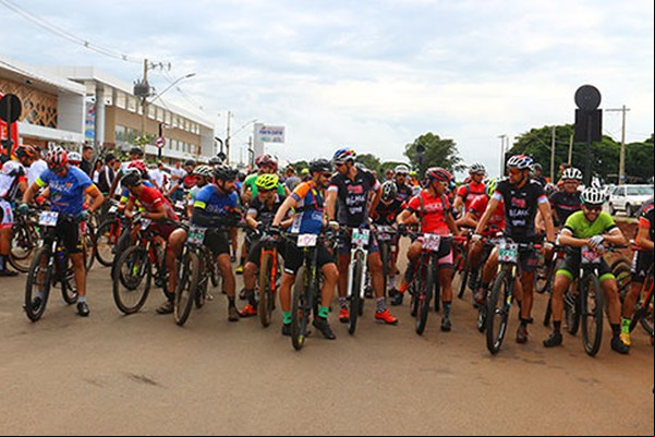 Etapa de mountain bike agita final de semana e arrecada alimentos em Patos de Minas