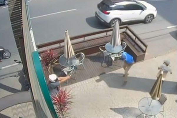 Vídeo mostra o momento que atirador se aproxima e abre fogo contra a vítima no centro da cidade