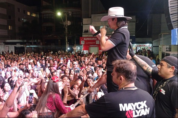 Mayck e Lyan cumprimentam presentes na área de ibilidade e tira fotos; veja ao vivo