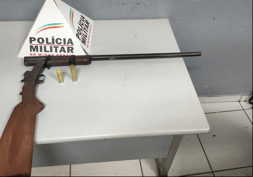 Homem efetua disparo, faz ameaça e acaba preso após bater em caminhão parado em Patos de Minas
