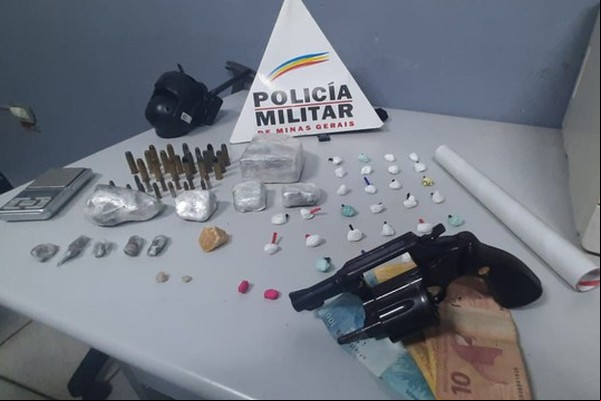 Em operação para localizar moto furtada, Polícia Militar descobre boca de fumo com drogas e arma