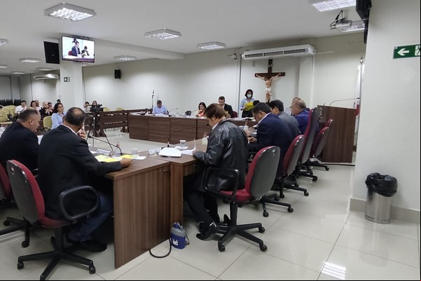 Vereadores votam e aumentam outra vez os próprios salários em Patos de Minas