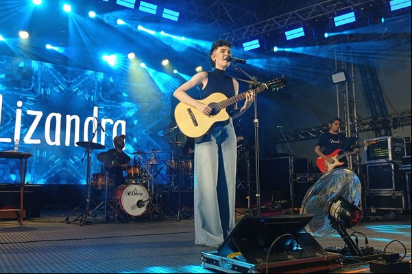 Lizandra recorda tempos de barzinho em Patos de Minas e canta o sucesso "Vem meu amor"; veja ao vivo