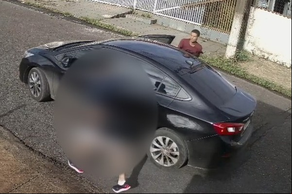 Bandidos em carro se aproximam e tentam roubar pedestre no Alto dos Caiçaras; veja ação
