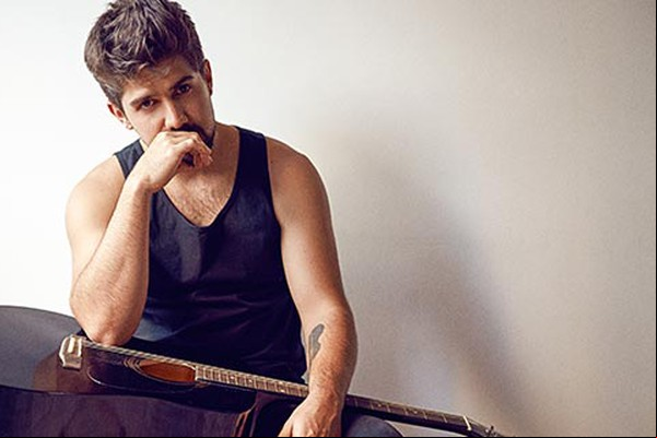 Gabriel Gonti comemora conquistas e prepara show em Patos de Minas, sua terra natal