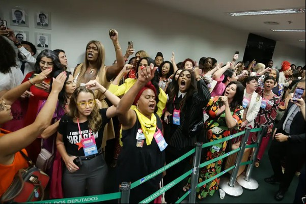 Sob protestos, CCJ da Câmara aprova PEC que proíbe aborto legal