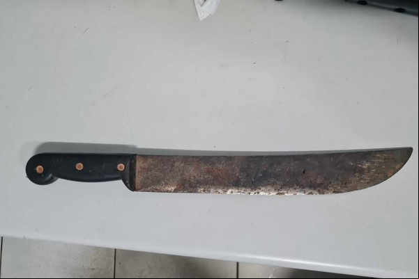 Homem tem casa invadida pelo vizinho e é agredido a golpes de facão em Patos de Minas
