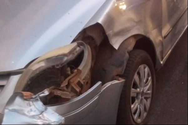 Professora faz apelo para encontrar motorista que bateu em seu carro estacionado no Centro e fugiu