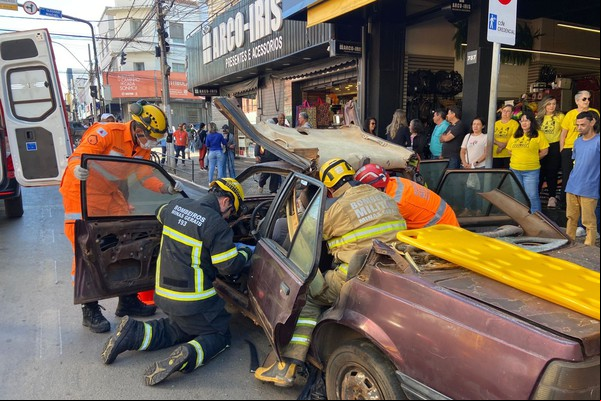 Autoridades fazem alerta contra imprudência no trânsito com simulação de grave acidente na rua Major Gote