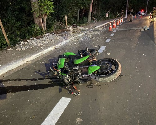 Moto potente destrói poste na avenida Padre Almir e condutor vai parar debaixo dos escombros