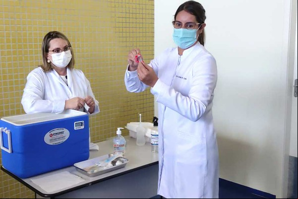 Nova remessa de vacinas deverá ser aplicada esta semana; saiba seus direitos ao receber a dose