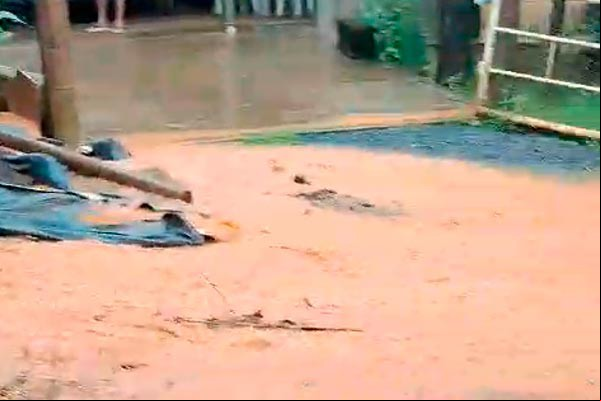Moradores mostram grande volume de água saindo do Aeroporto e reclamam de estragos