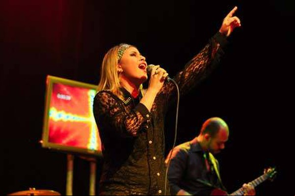 Lançamento de CD de Allessandra Gonçalves no teatro supera expectativas 