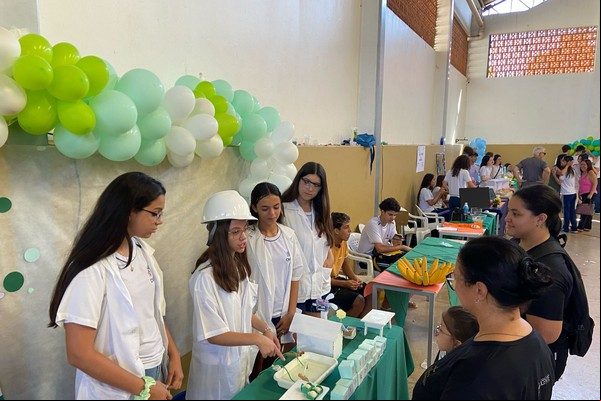 Alunos do Colégio Nossa Senhora das Graças apresentam feira com temas sustentáveis e em inglês