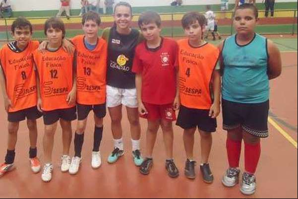 Melhor jogadora de futsal do mundo faz a alegria das crianças em Lagoa Formosa