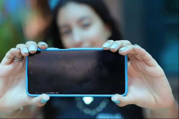 Conselho de Educação edita diretrizes sobre celular em sala de aula