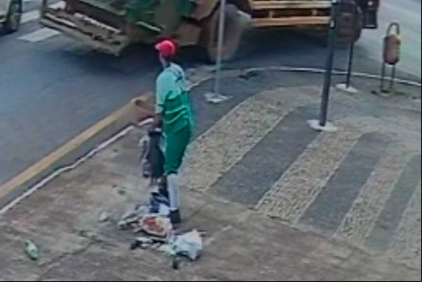Vídeo mostra funcionário da Conserbrás deixando lixo espalhado no Centro de Patos de Minas