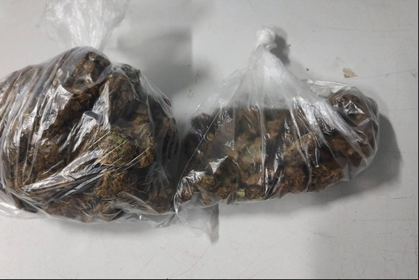 Polícia encontra drogas e anotação de tráfico em apartamento no bairro Ipanema e prende morador