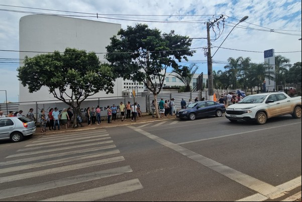 Mutirão de prevenção ao câncer de pele leva centenas de pessoas à Santa Casa de Patos de Minas