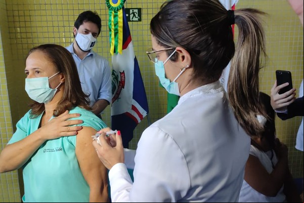 Cheias de esperança, Dona Irlene e Dona Mônica são as primeiras a serem vacinadas contra a Covid-19 em Patos de Minas