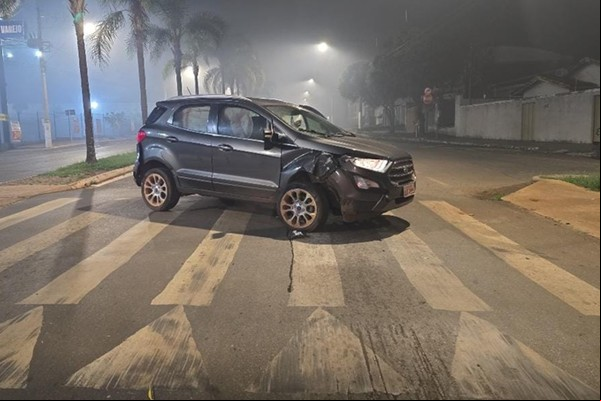Mulher perde o controle em faixa de pedestre elevada, bate e acaba presa na Avenida Marabá