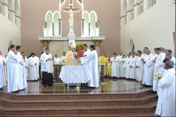 Dom Cláudio pede que padres tenham alegria na pobreza em renovação dos votos sacerdotais