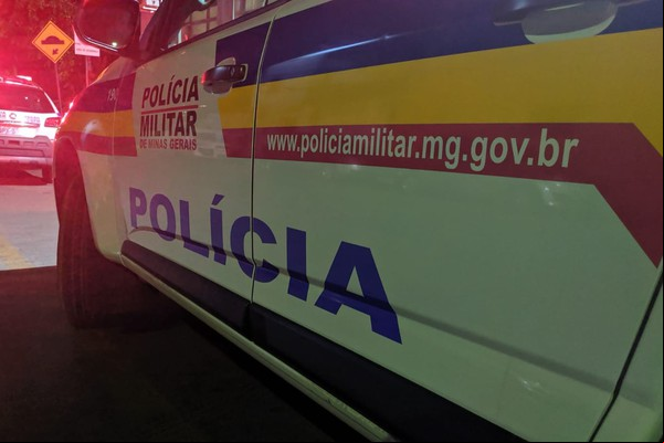 Casal é rendido por assaltantes quando chegava em casa e tem diversos bens roubados