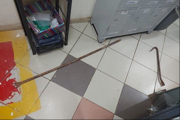 Homens mudam posição de câmera, arrombam porta de ferro e tentam furtar cofre de supermercado