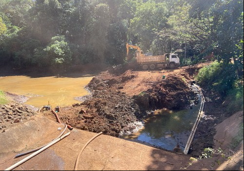 Empresa retira até 1,5m de sujeira de lagoa no Parque do Mocambo; veja como está o local
