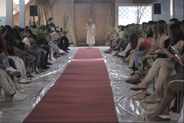 Alunos de escola estadual mostram beleza e visão inovadora em desfile de moda em Lagoa Formosa