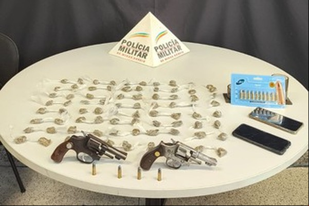 Operação da Polícia Militar termina com apreensão de armas, drogas e duas pessoas presas