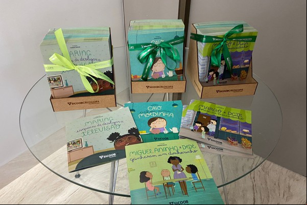 Sicoob Credicopa entrega Livros da coleção Financinhas para escolas participantes do PROERD