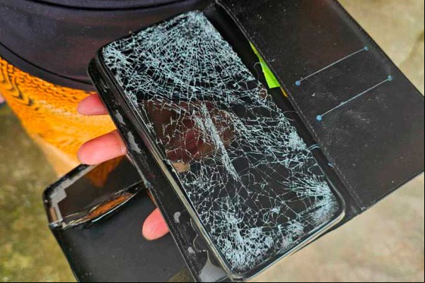 Inconformado com o fim do relacionamento, homem agride, ameaça e quebra o celular da ex