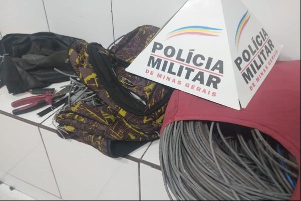 PM prende indivíduos que haviam acabado de furtar de novo na antiga sede da prefeitura